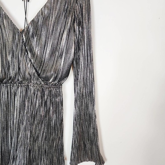 NWT Gianni Bini Bell Sleeve Silver Elastic Waist Adjustable Tie Romper SZ Small - Picture 6 of 10